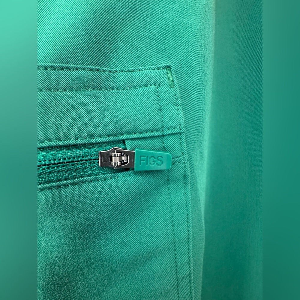 Figs Indocyanine Green Scrub Set- Medium Petite 💚 - Picture 4 of 14